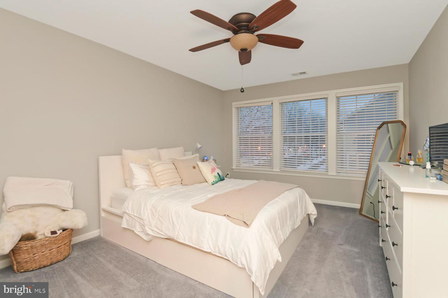 10 N Commerce Sq