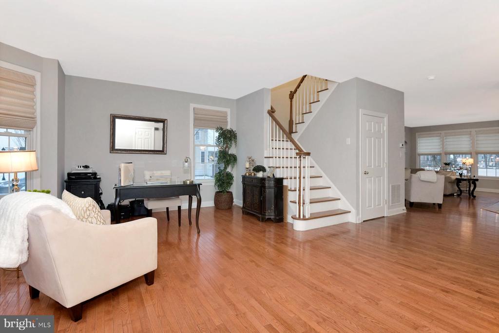 10 N Commerce Sq