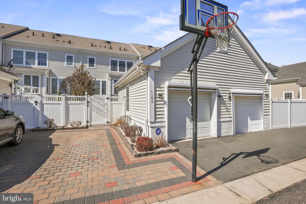 1106 Lake Dr