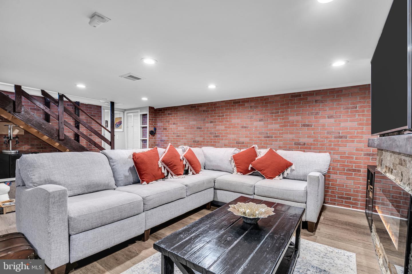 8 Rocky Brook Ct