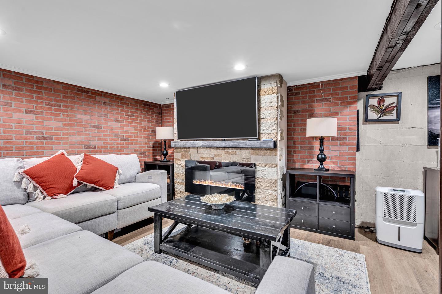 8 Rocky Brook Ct