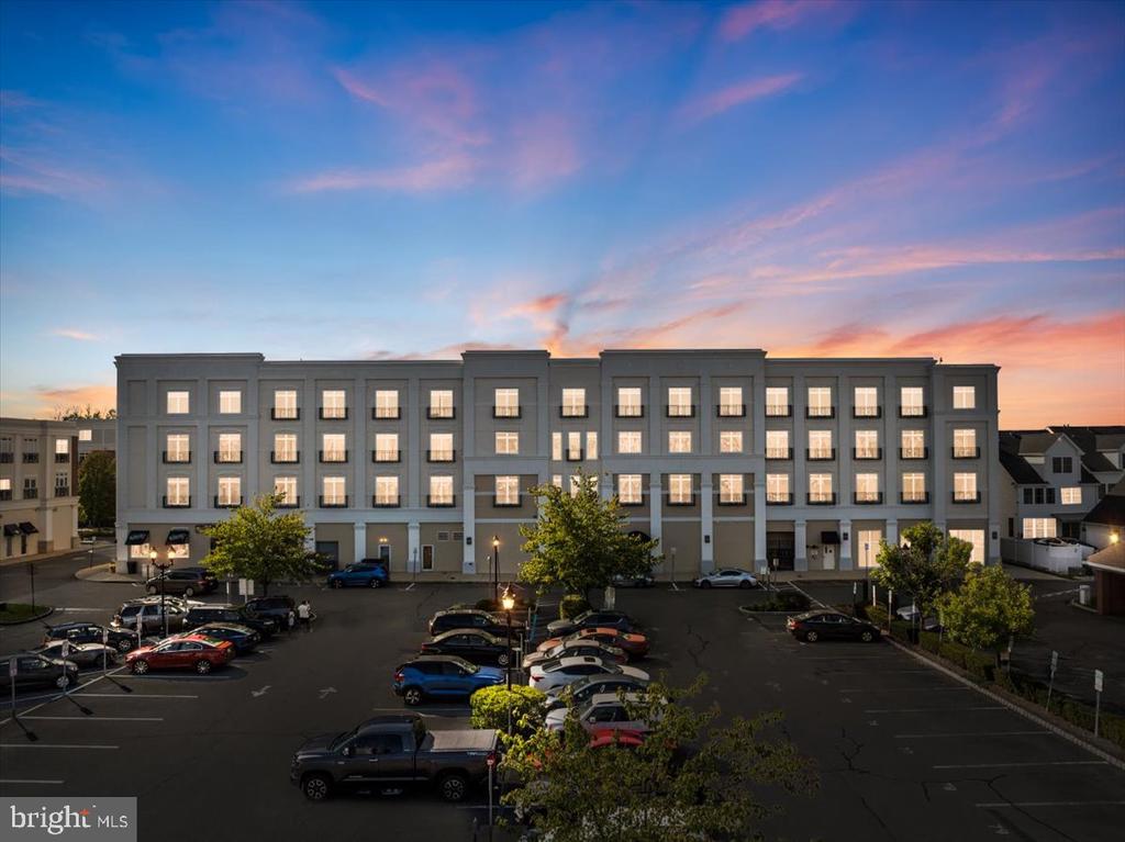 2 North Commerce Sq #204