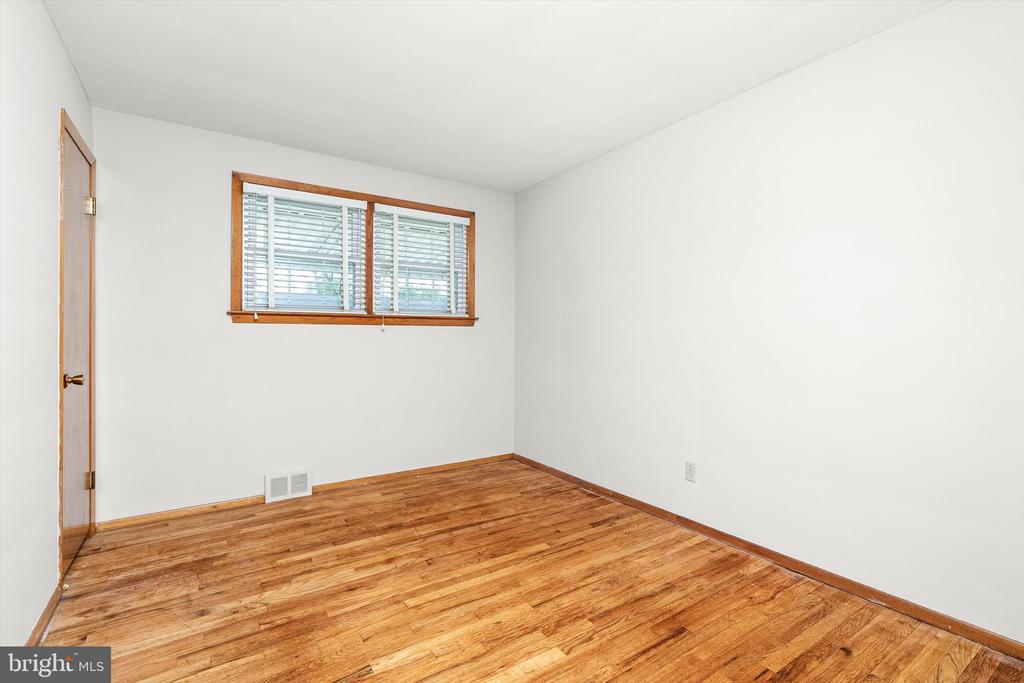 10 WHITMAN ROAD