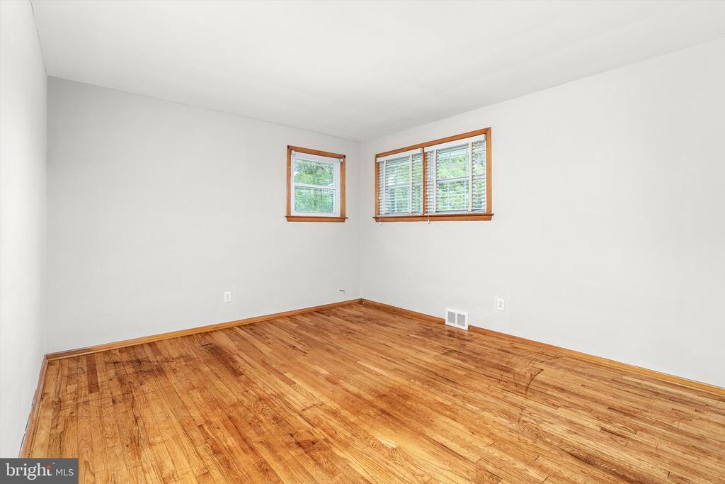 10 WHITMAN ROAD
