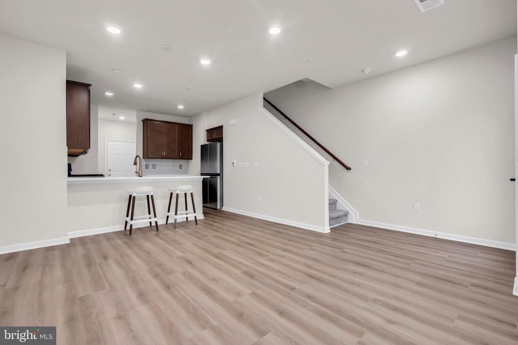 806 SHAY COURT
