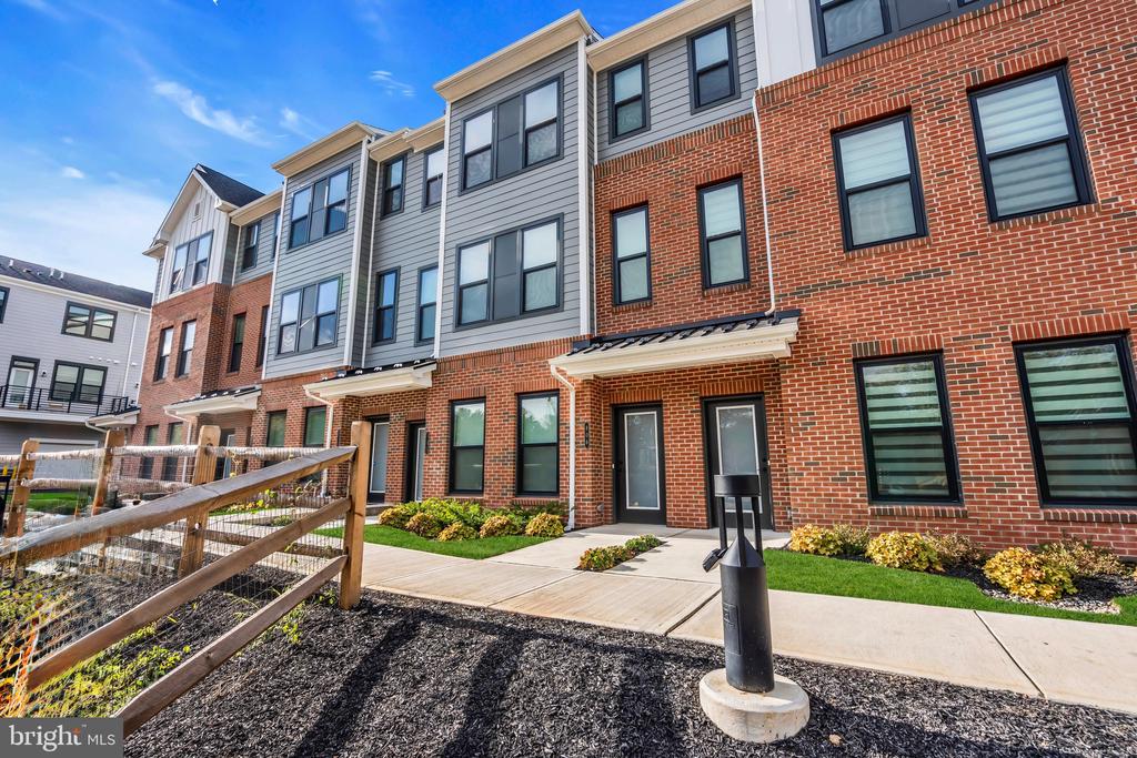 806 SHAY COURT