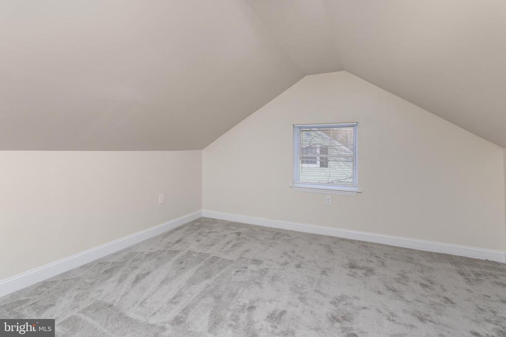 16 RANCHWOOD DRIVE
