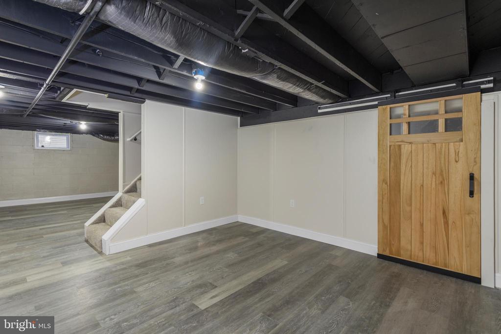 16 RANCHWOOD DRIVE