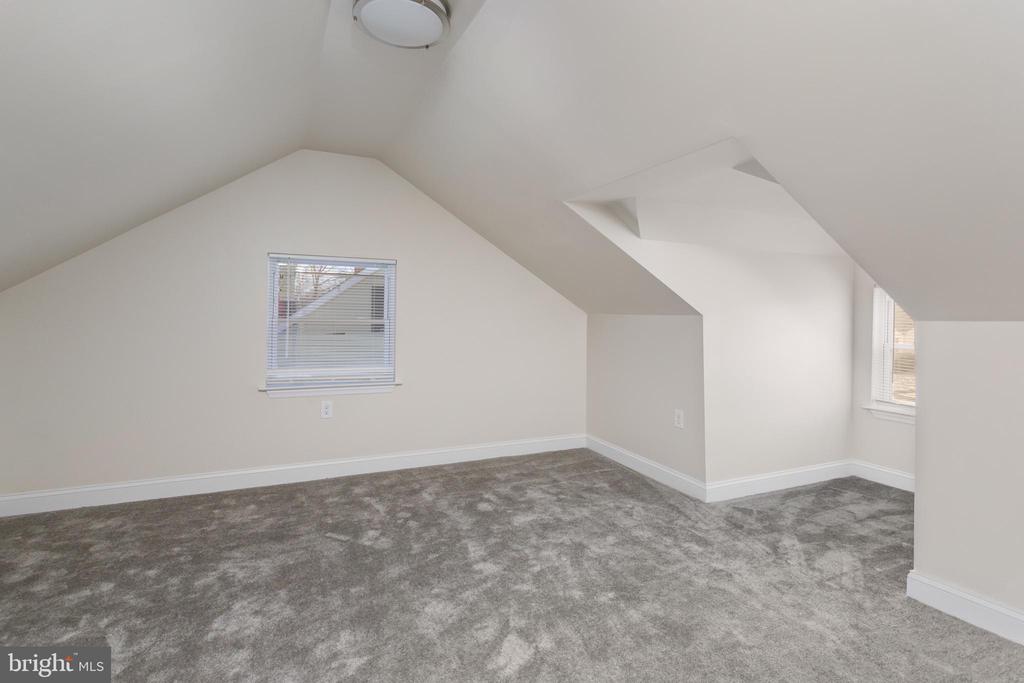 16 RANCHWOOD DRIVE