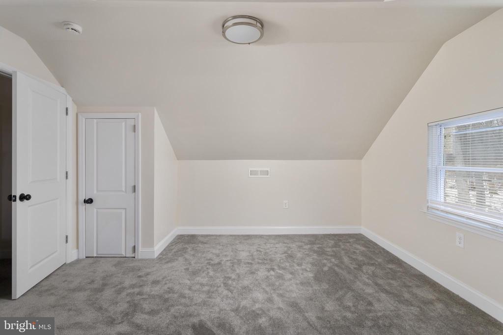 16 RANCHWOOD DRIVE