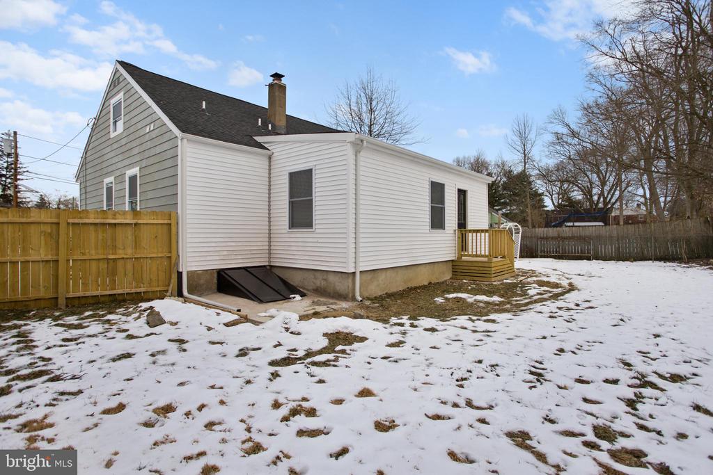 16 RANCHWOOD DRIVE