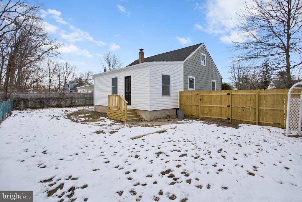 16 RANCHWOOD DRIVE