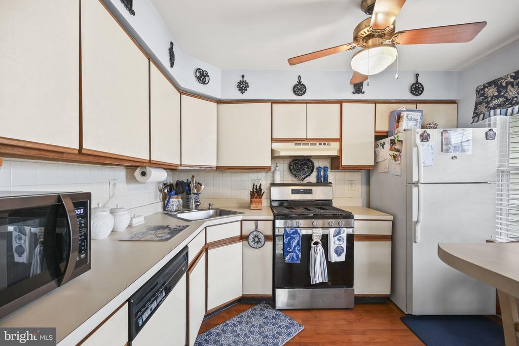 10 FRYER COURT