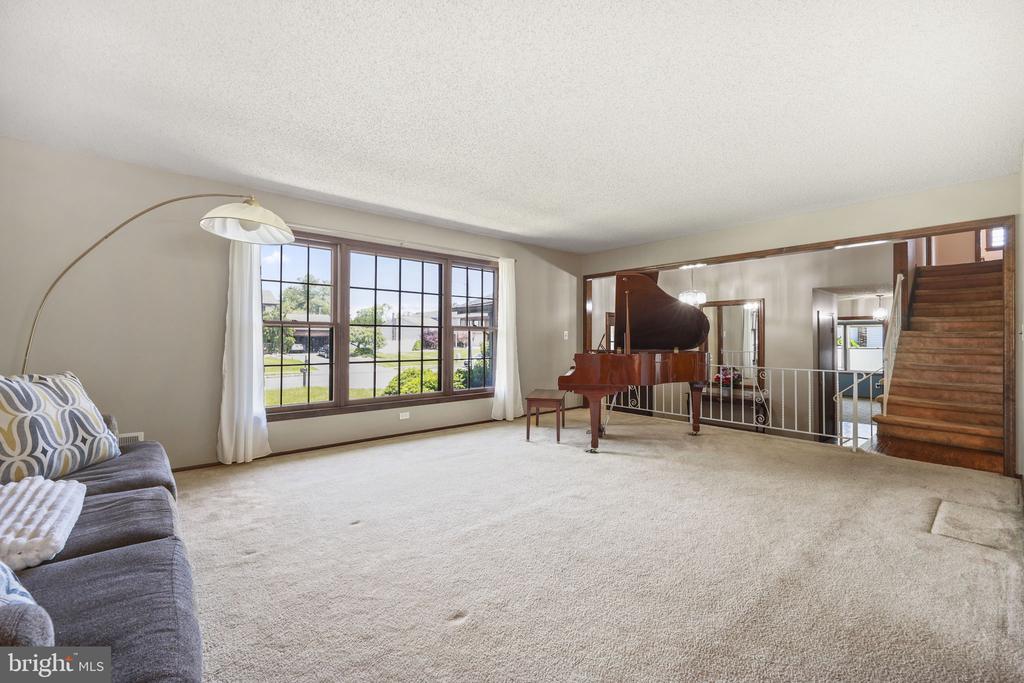 33 RAY DWIER DRIVE