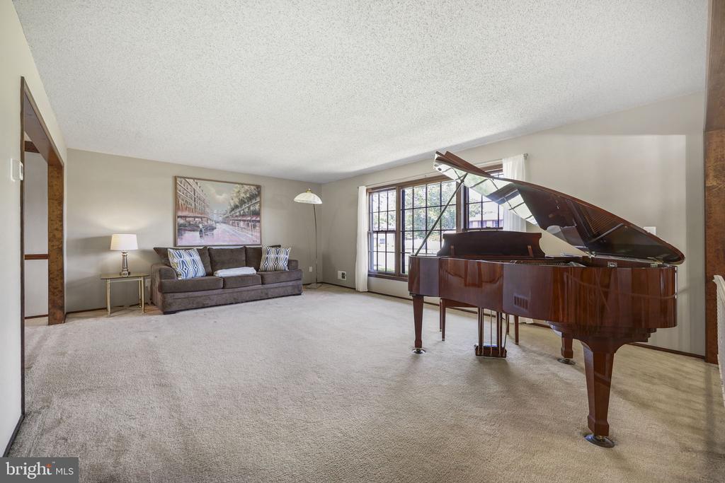 33 RAY DWIER DRIVE