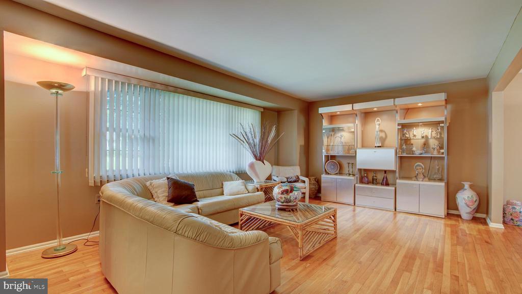 10 CORNWALL DRIVE