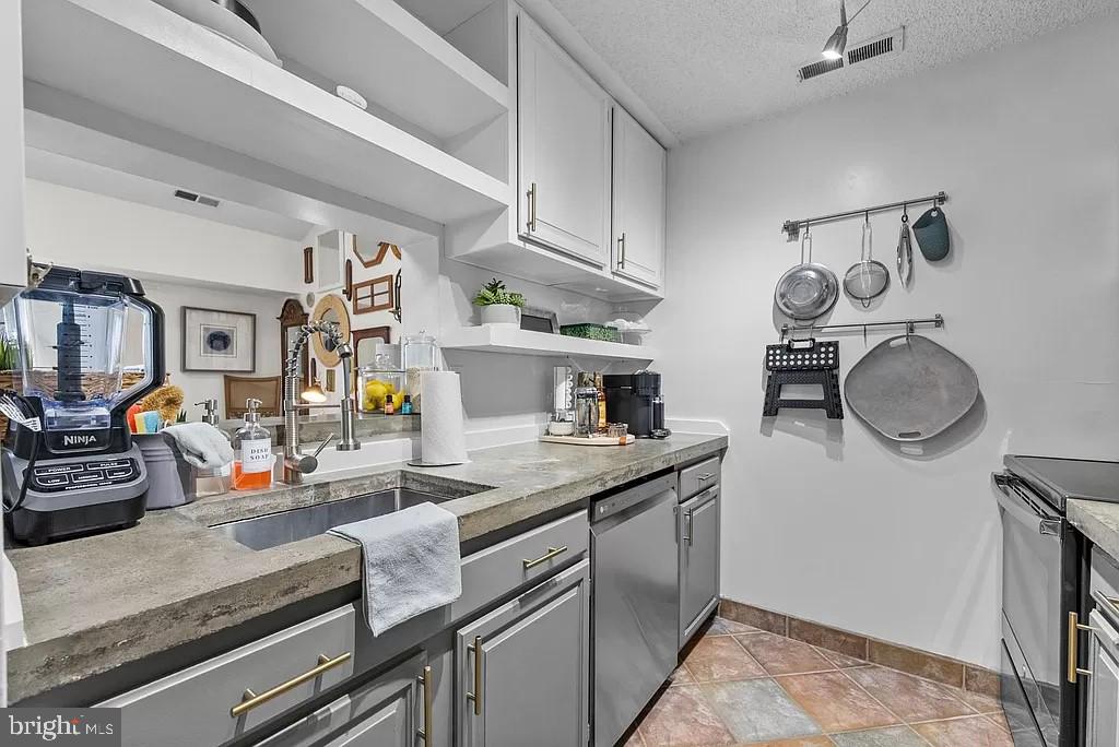 1218 Ravens Crest Dr E