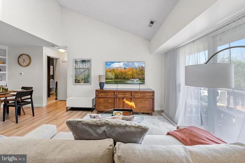 1218 Ravens Crest Dr E