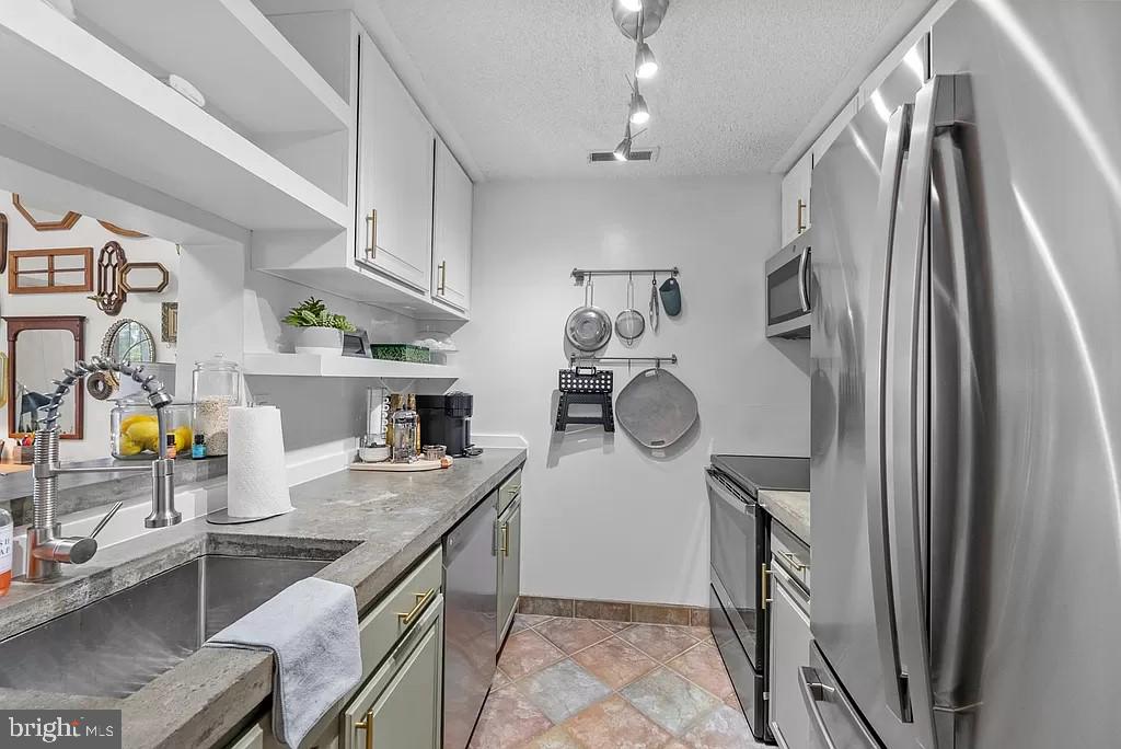 1218 Ravens Crest Dr E