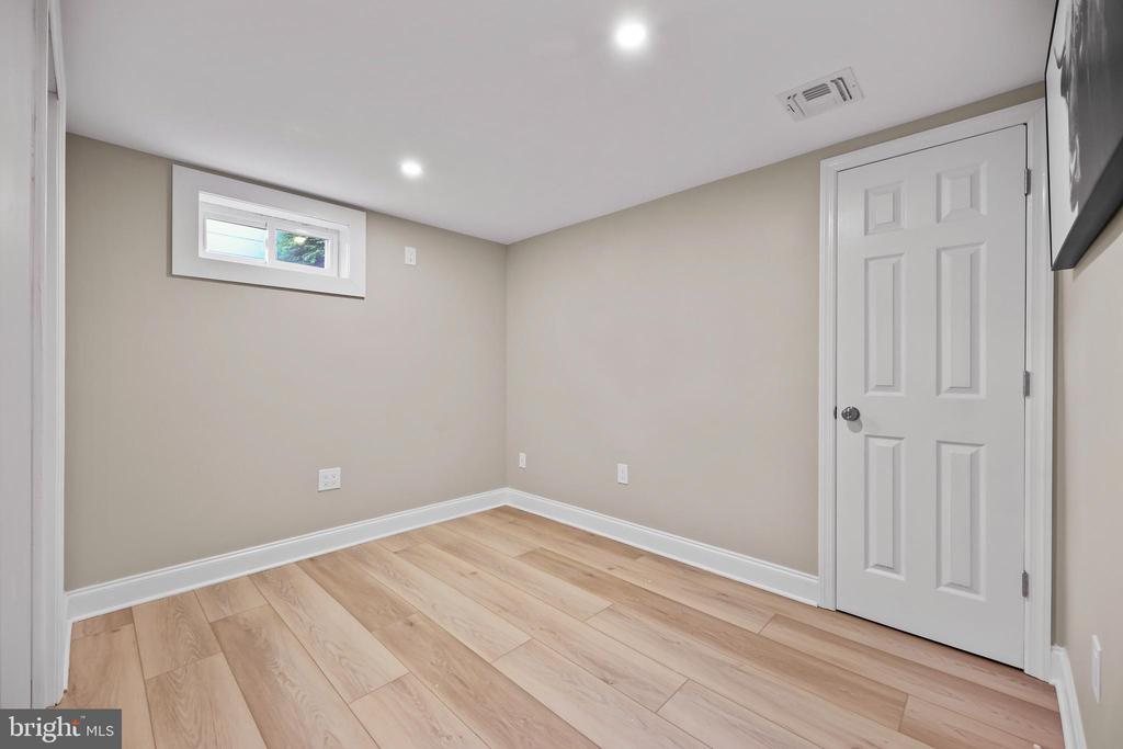 16 VENUS ROAD