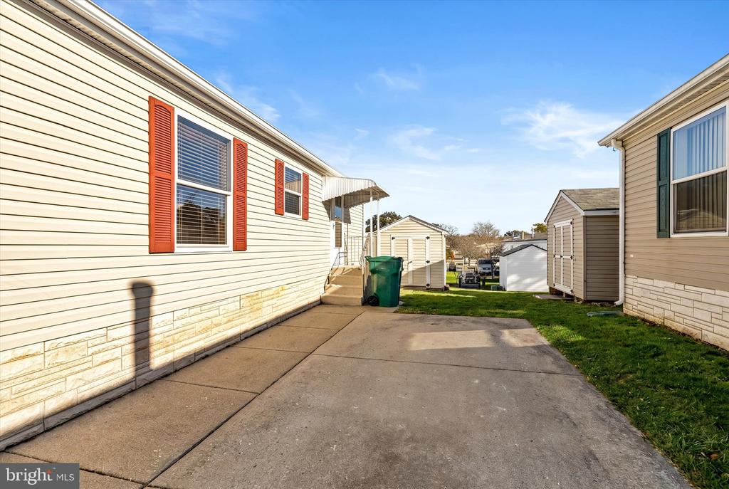 405 MAPLEHURST COURT