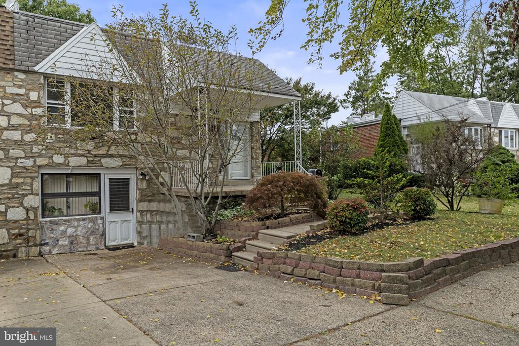 1203 FENWICK PLACE