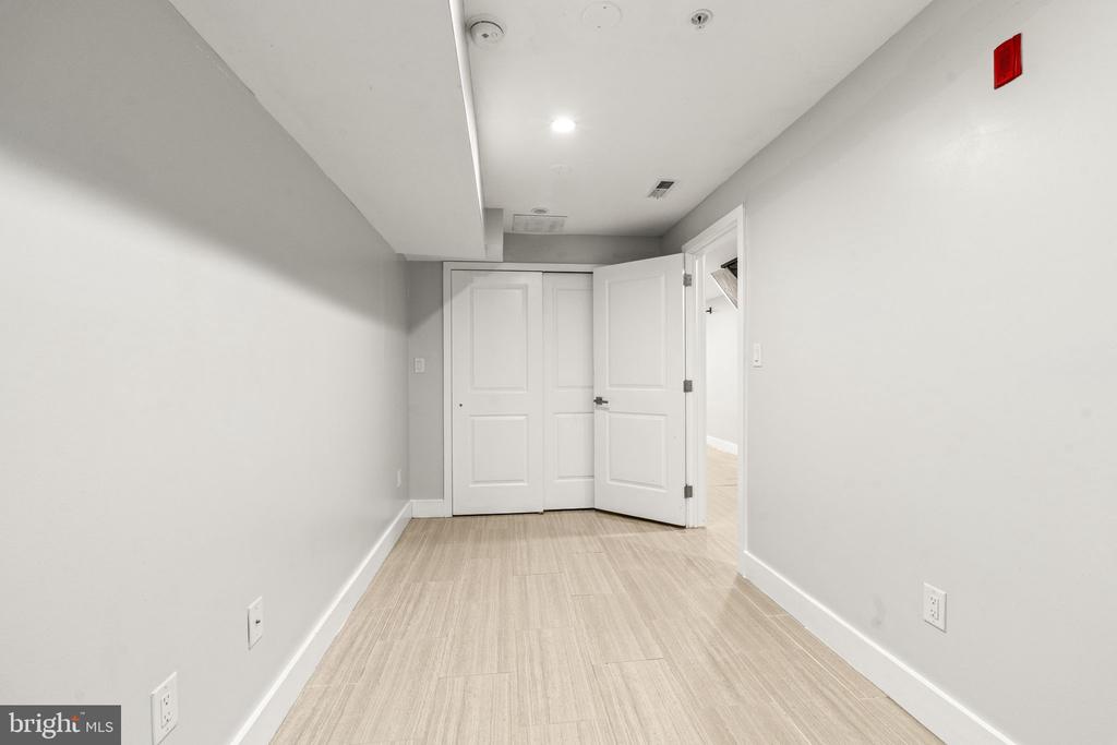 1005 N MARSHALL STREET Unit: 1