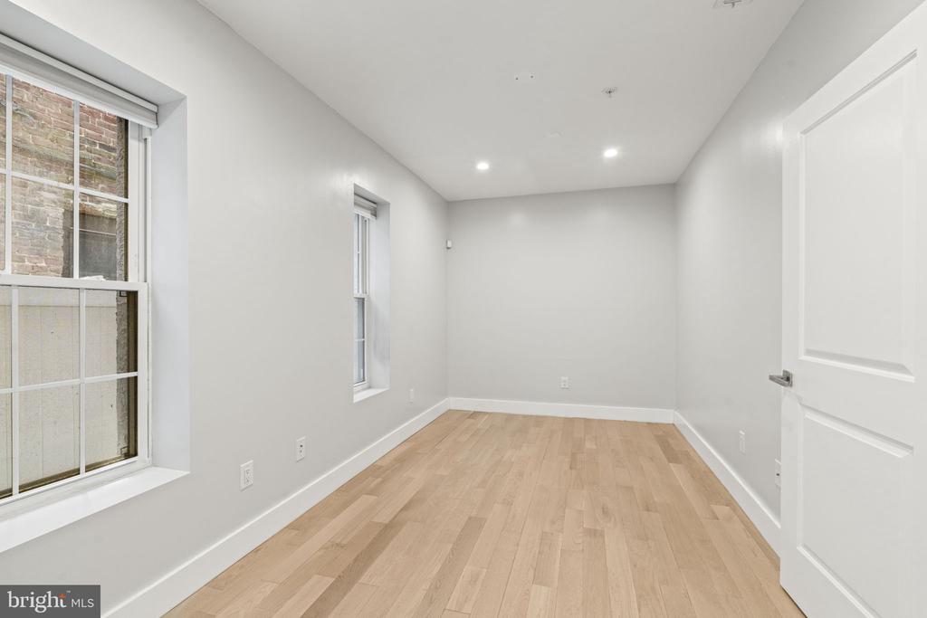 1005 N MARSHALL STREET Unit: 1