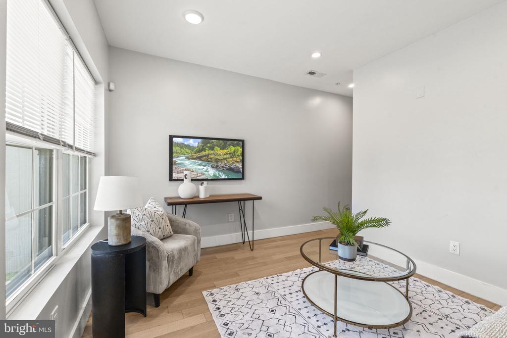 1005 N MARSHALL STREET Unit: 1