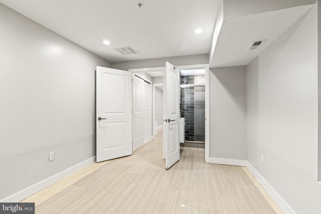 1005 N MARSHALL STREET Unit: 1