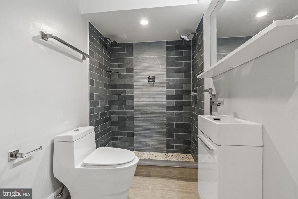 1005 N MARSHALL STREET Unit: 1