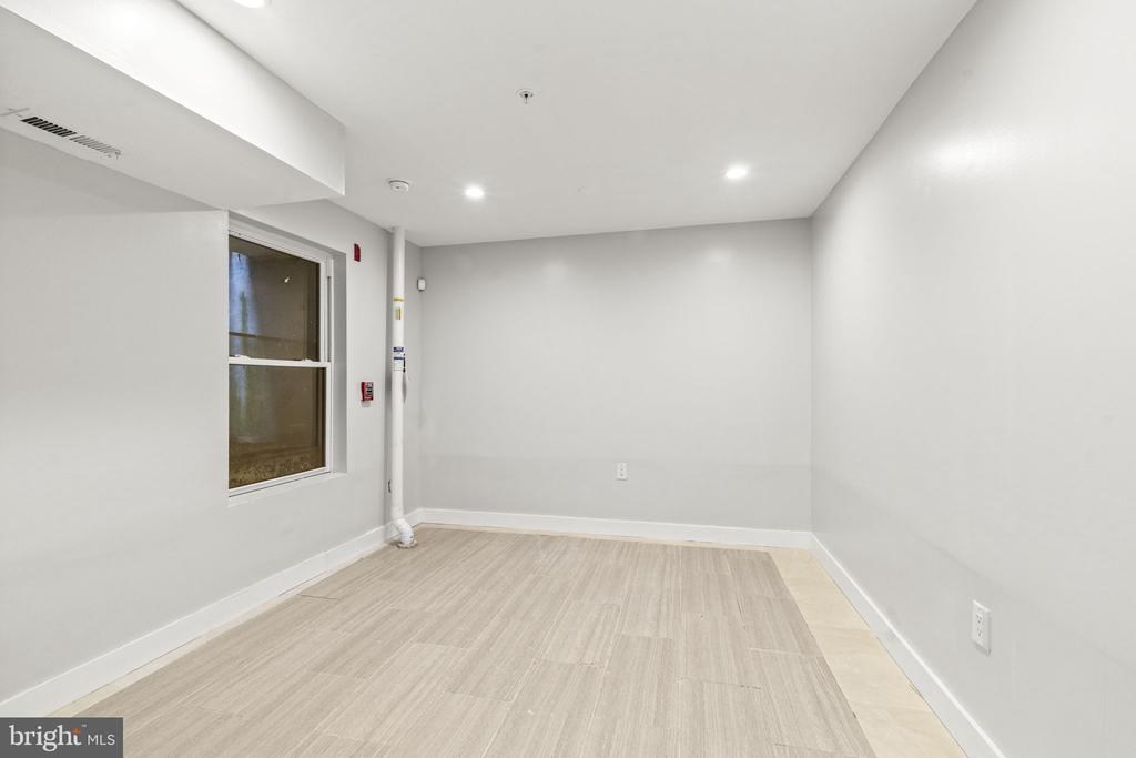 1005 N MARSHALL STREET Unit: 1