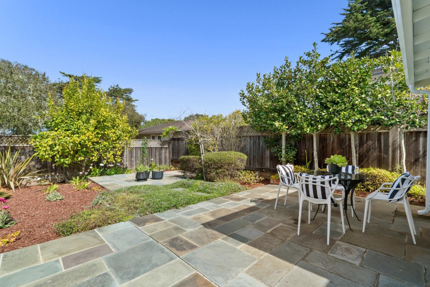 352 Bishop AVE