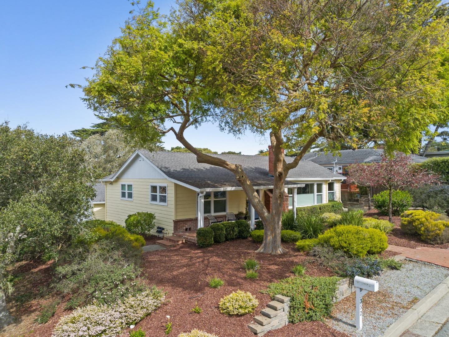 352 Bishop AVE