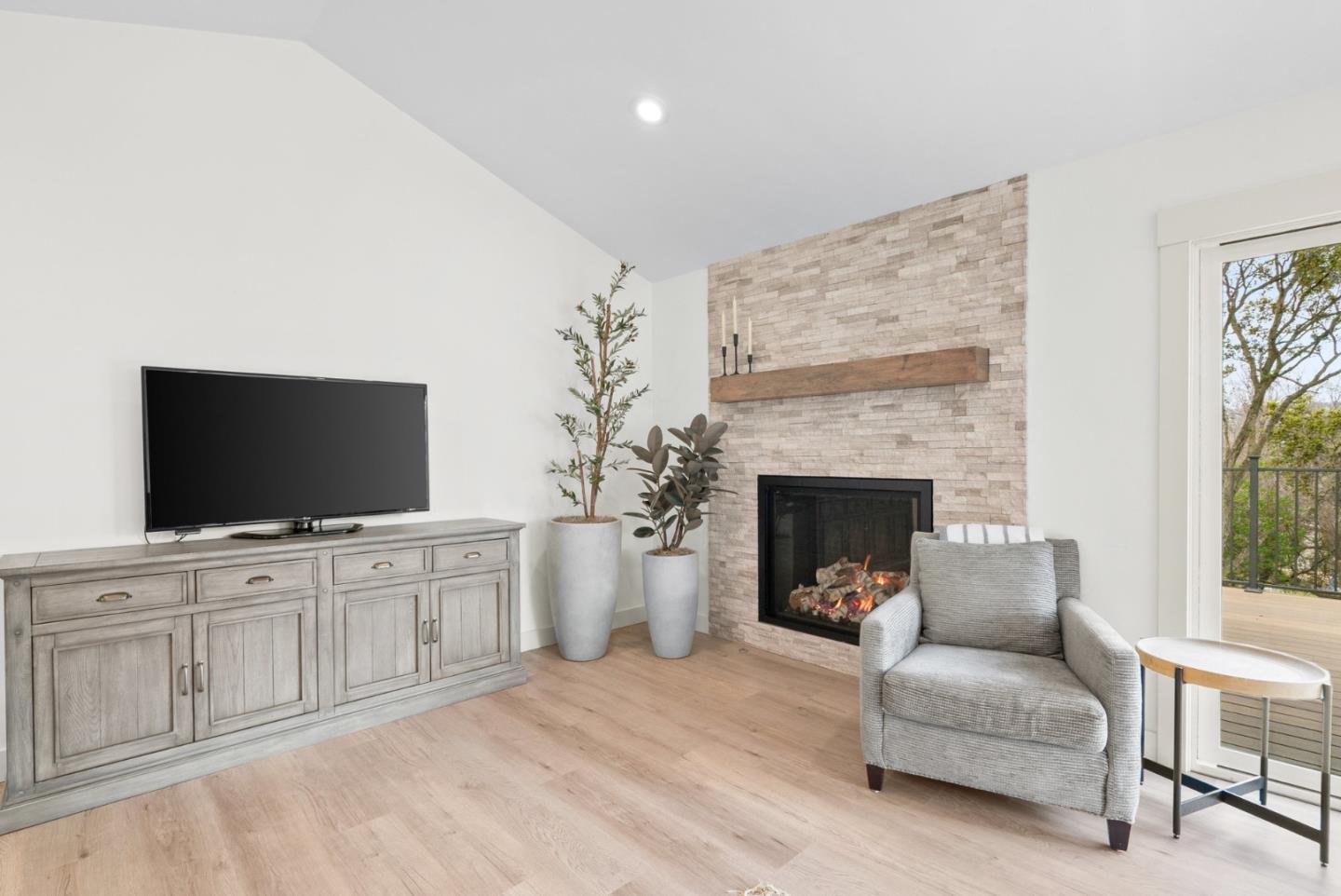 386 Carpenteria RD