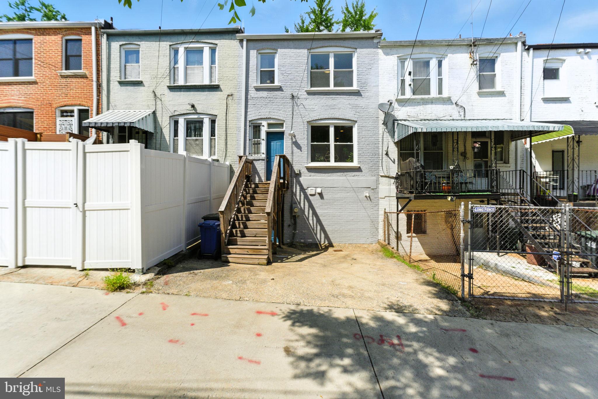 229 Ascot Pl NE
