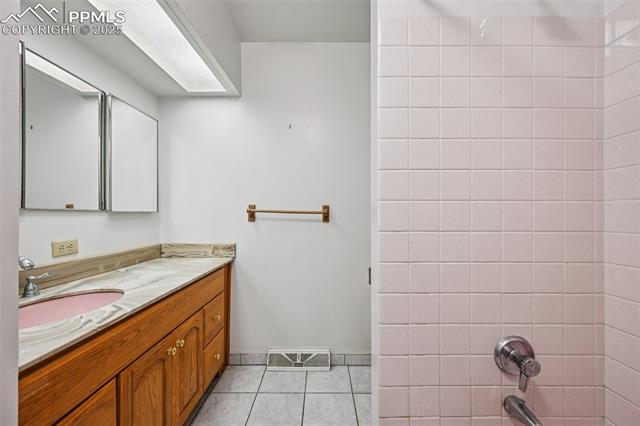 2977 S Oneida Street