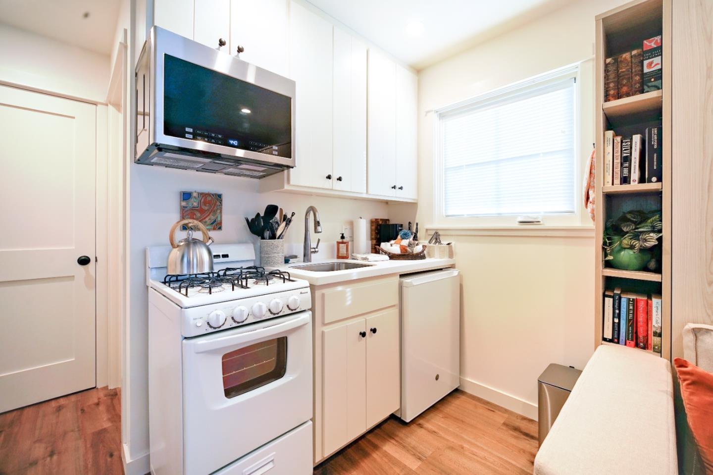 2 SE Sterling WAY