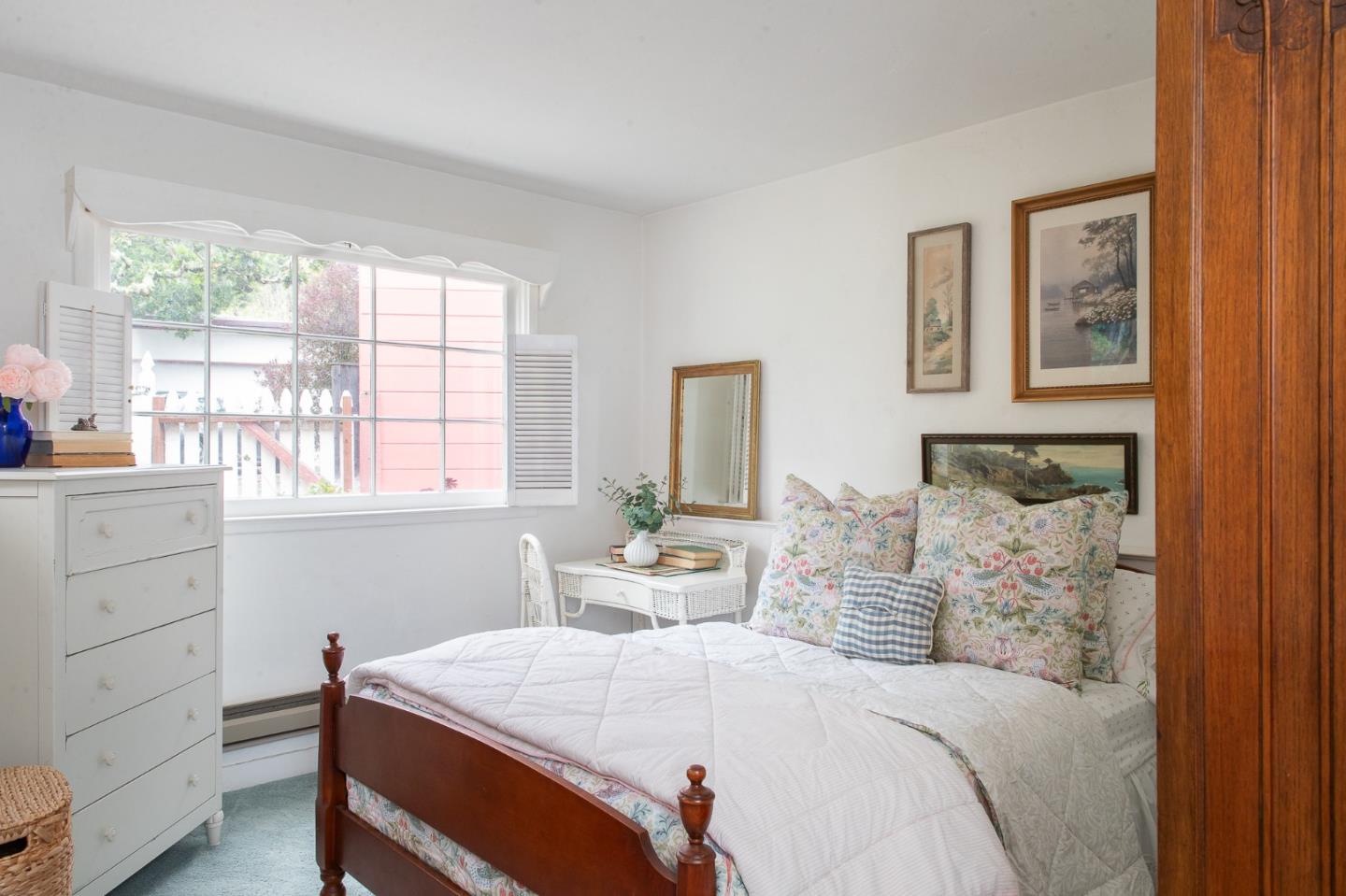 2 SE Sterling WAY