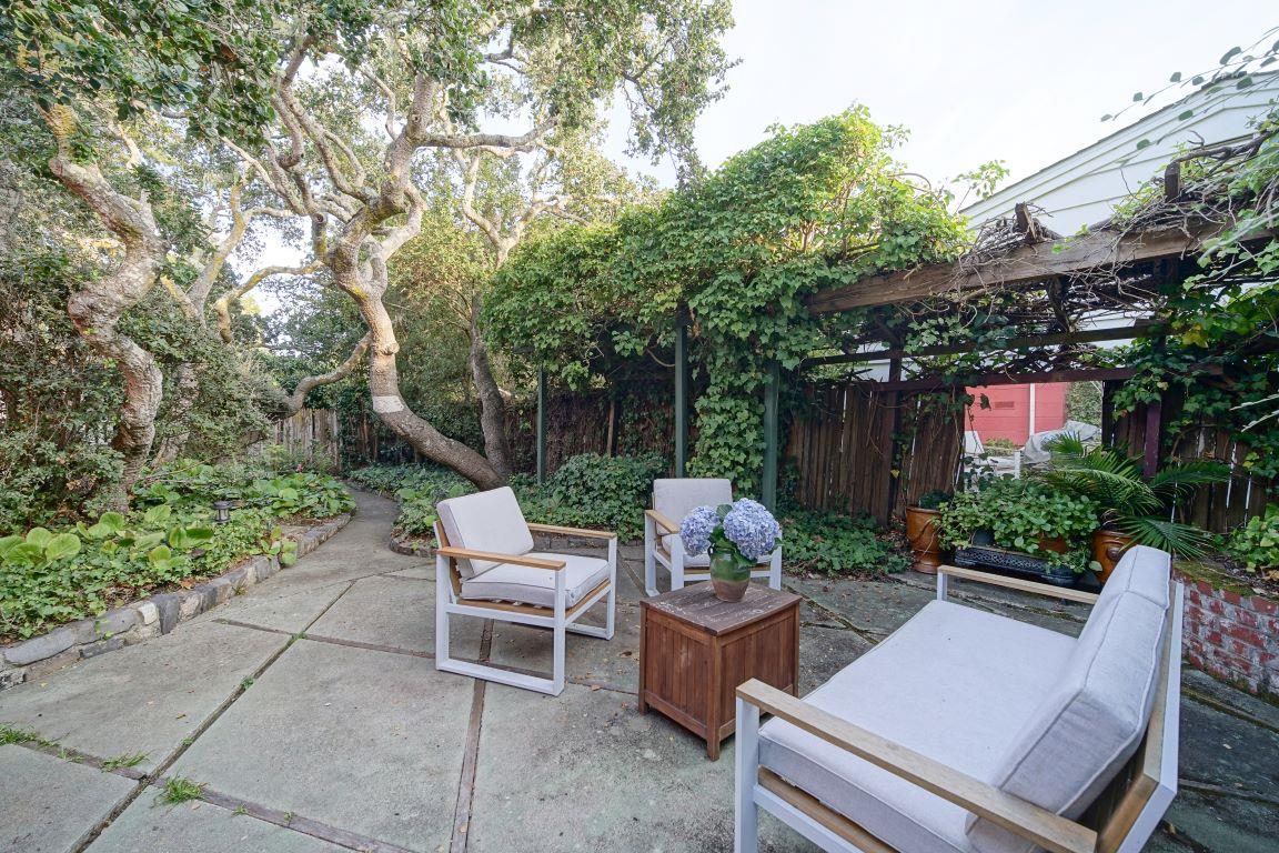 2 SE Sterling WAY
