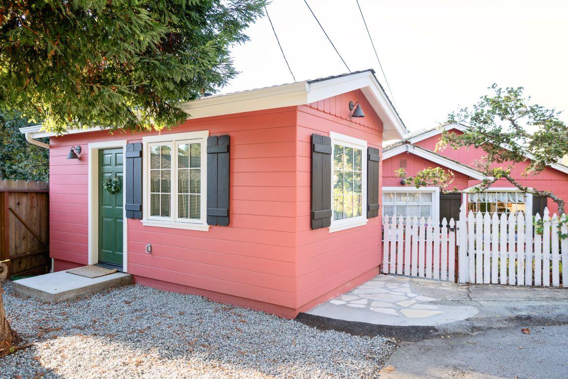 2 SE Sterling WAY