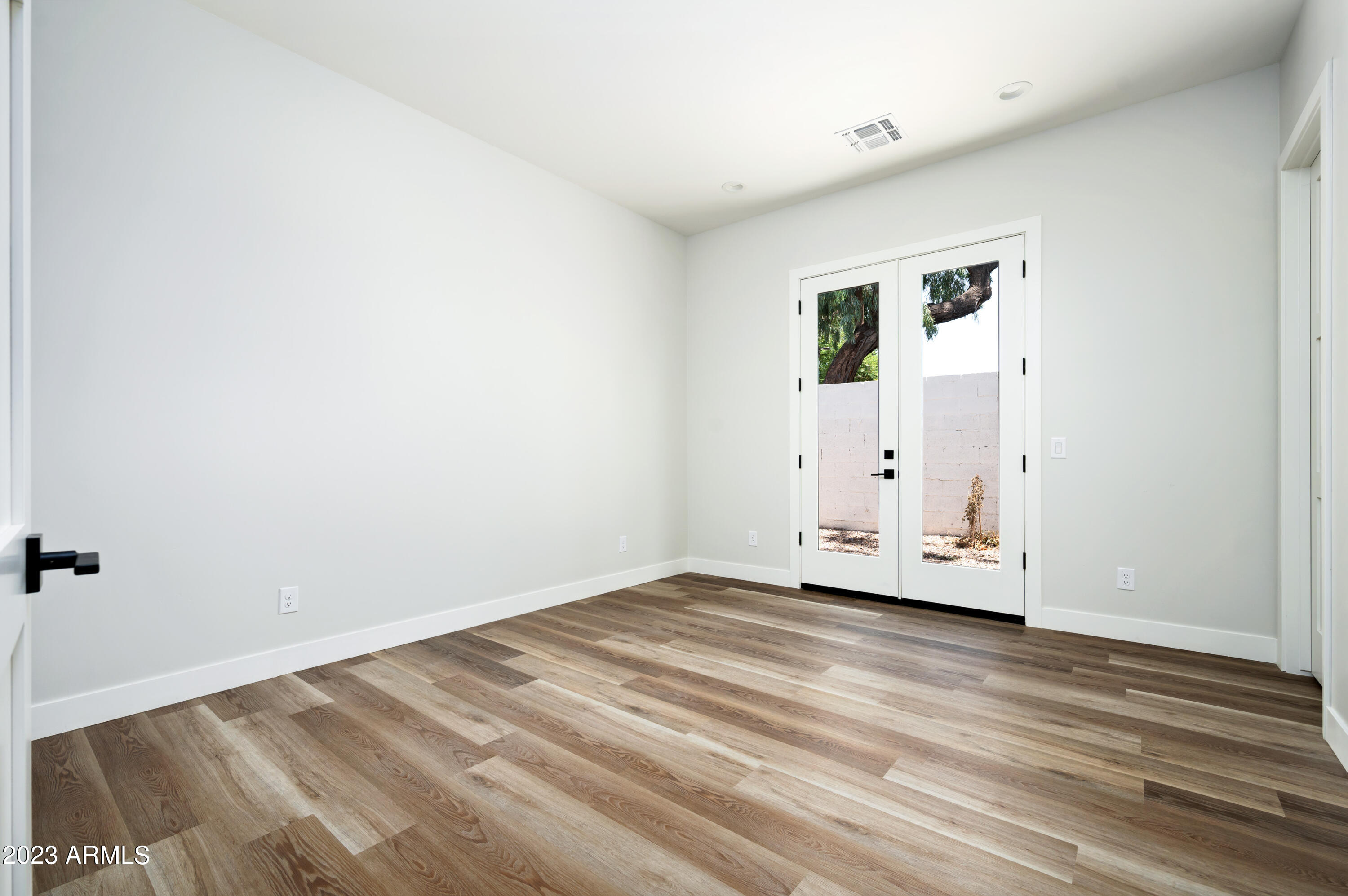 4248 E WINDSOR Avenue