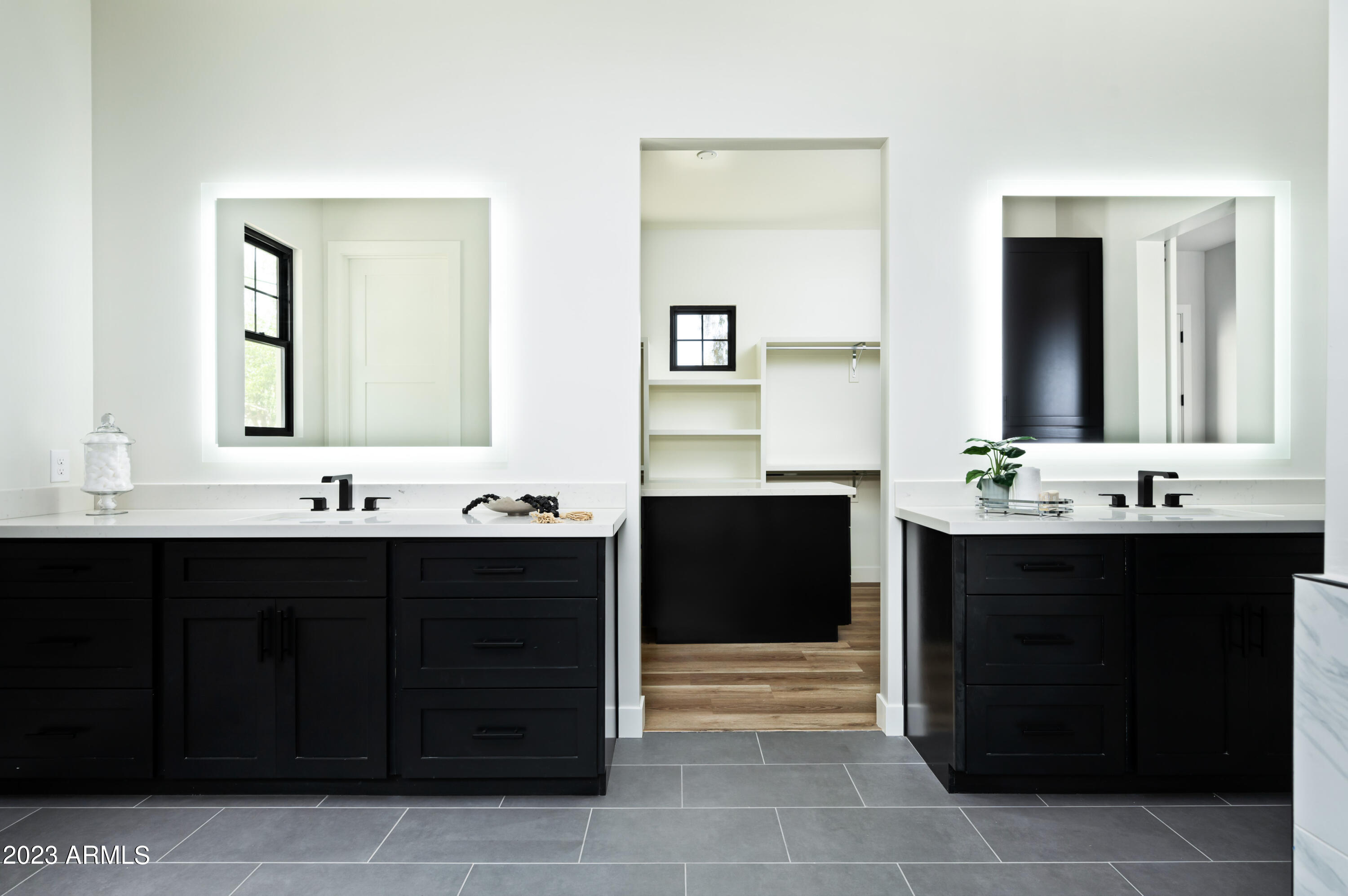 4248 E WINDSOR Avenue