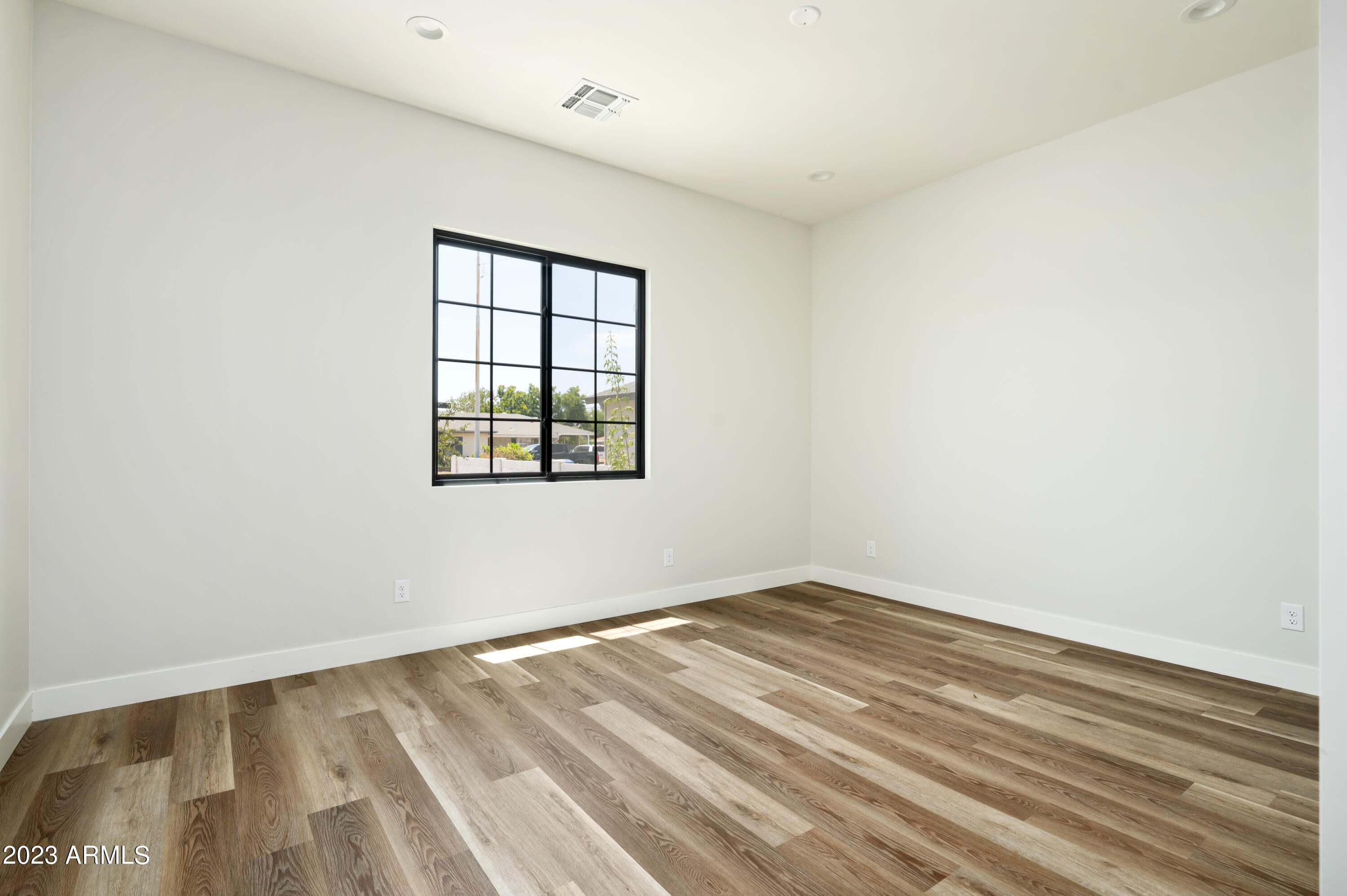 4248 E WINDSOR Avenue