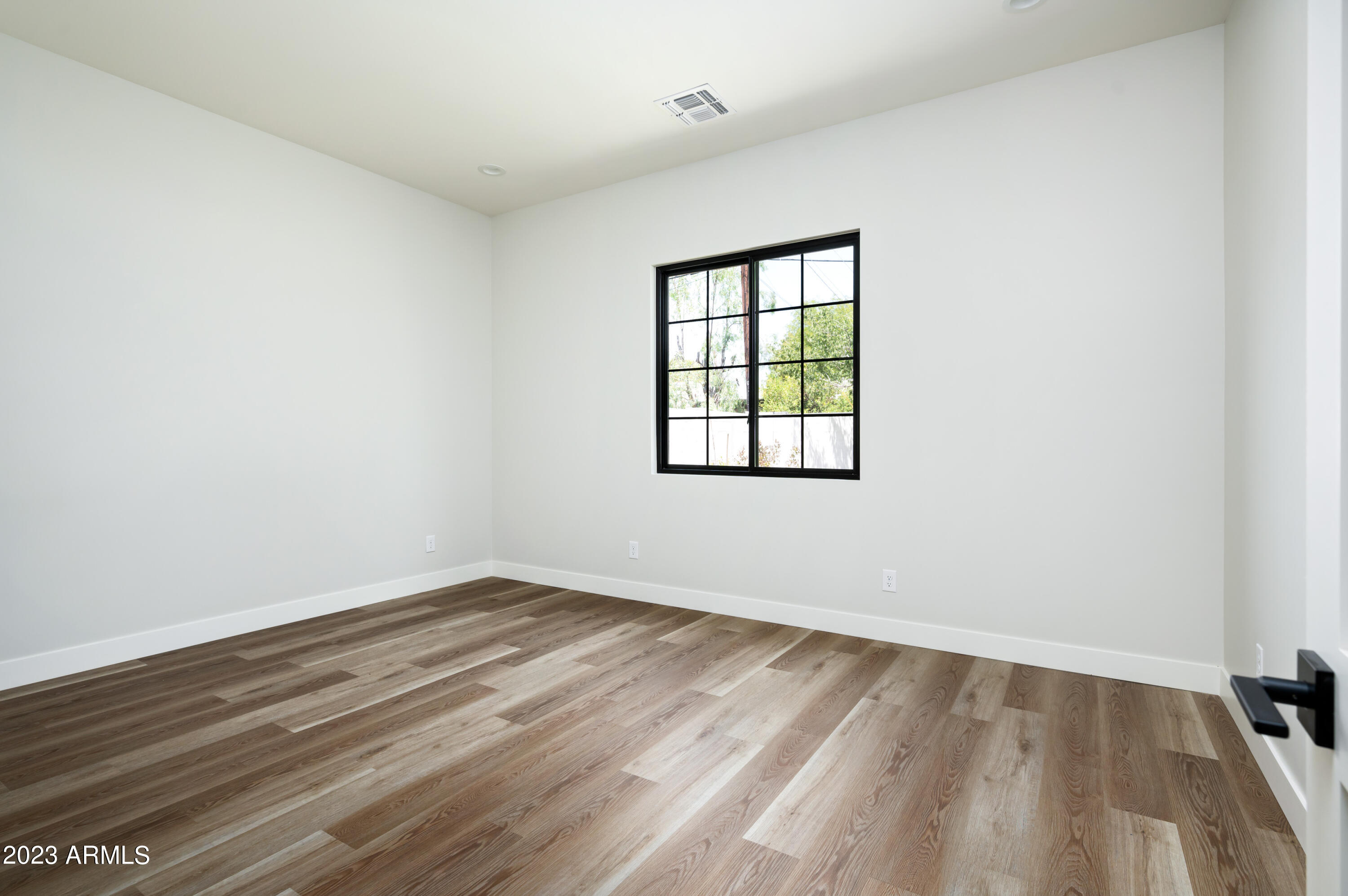 4248 E WINDSOR Avenue