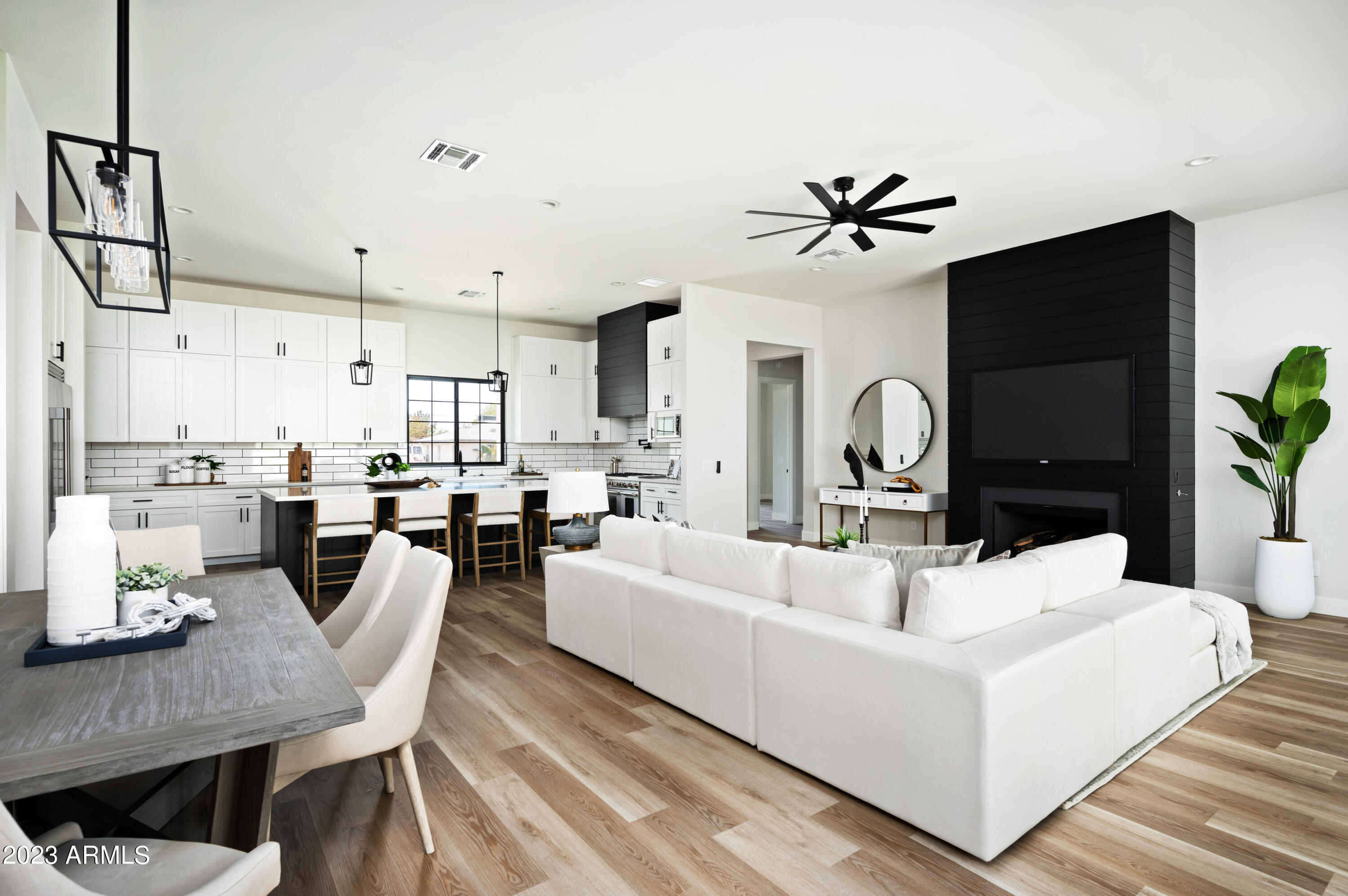 4248 E WINDSOR Avenue