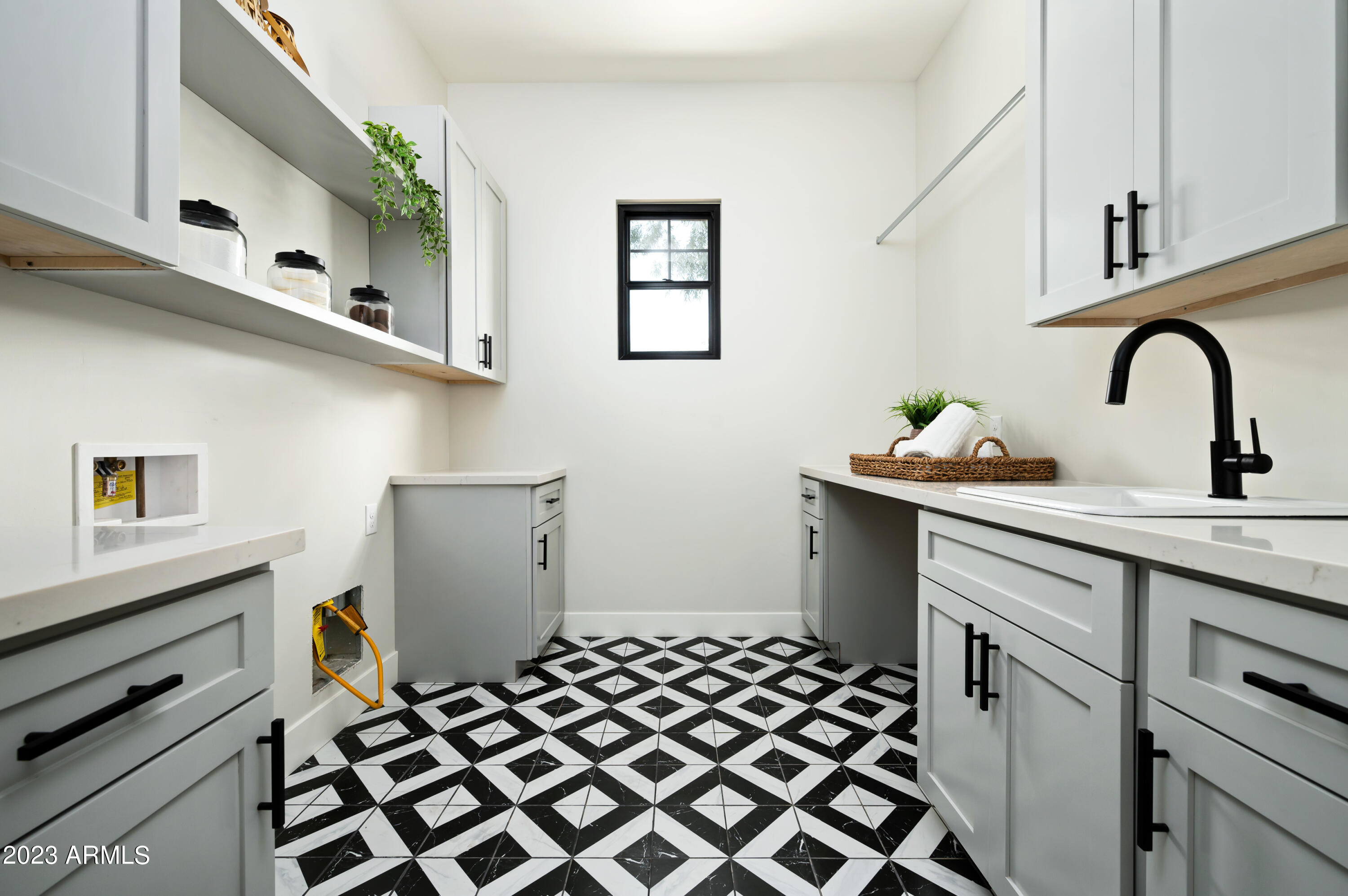 4248 E WINDSOR Avenue