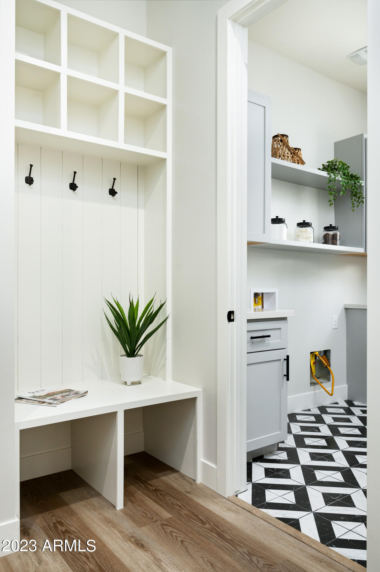 4248 E WINDSOR Avenue