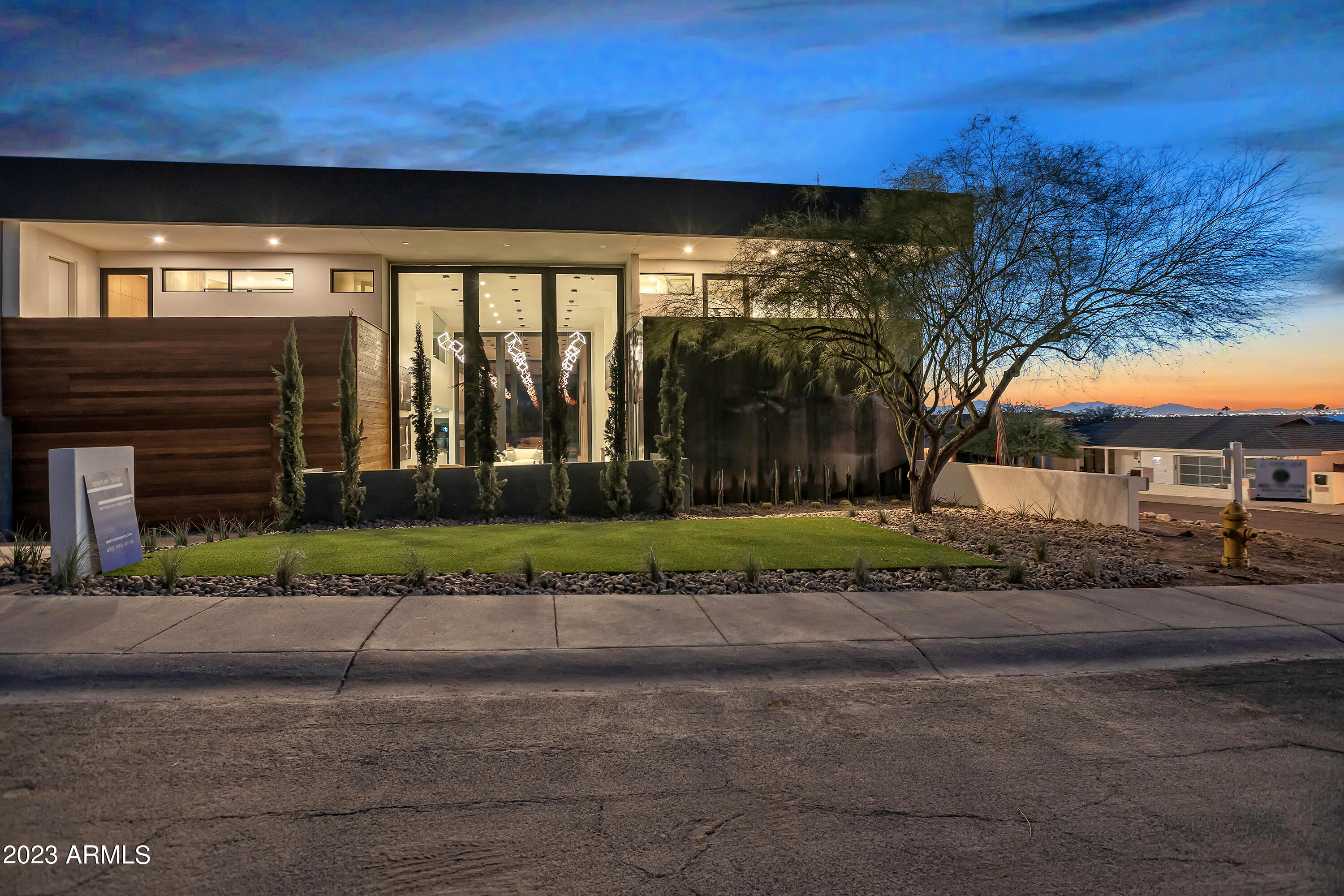 2415 E LINCOLN Circle