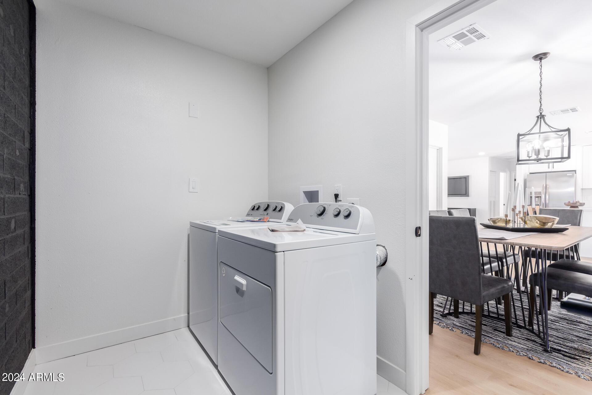 4033 E HARTFORD Avenue